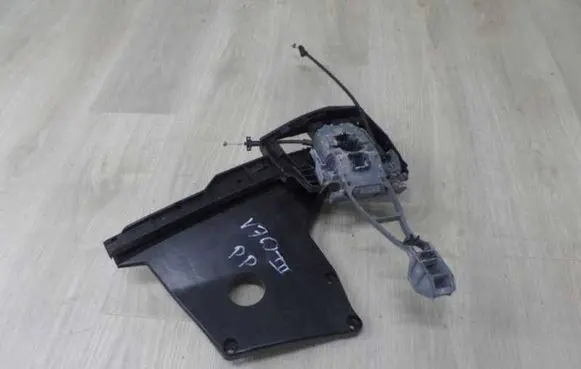 Volvo V70 Front door lock 30661073 43850