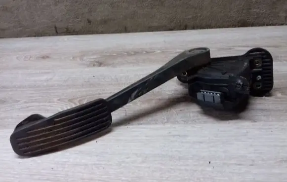 Volvo S60 Accelerator throttle pedal 30636004