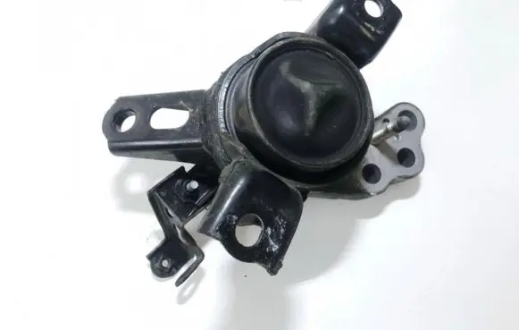 Mitsubishi Galant Engine mount bracket