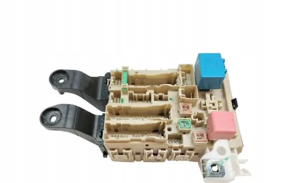 Toyota Avensis T270 Fuse box set 8273005720