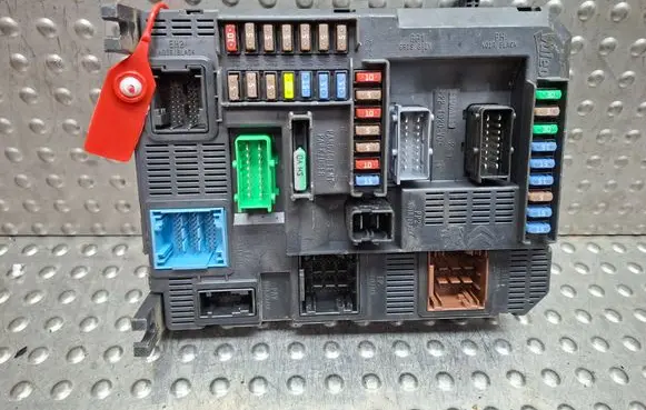 Peugeot 308 Fuse module S26312539 9807054180
