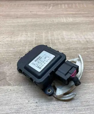 Volkswagen PASSAT B5 Air flap motor/actuator 8D1820511E 0132801115