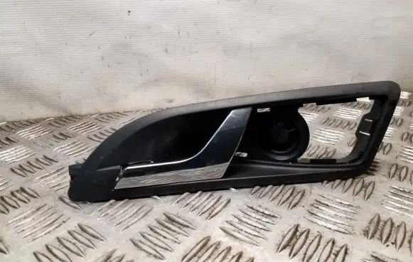 Skoda Octavia Mk2 (1Z) Front door interior handle 1Z0837247
