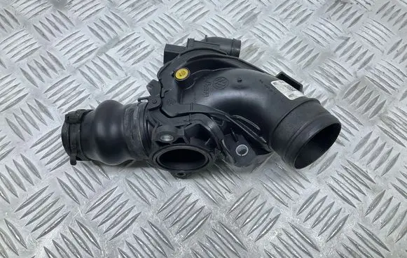 Audi A4 S4 B9 Turbo air intake inlet pipe/hose 04L129635F