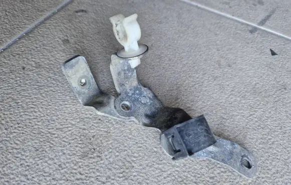Toyota Avensis T270 Other engine bay part