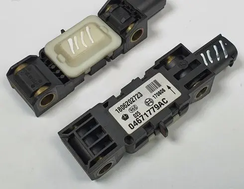 Jeep Grand Cherokee (WK) Airbag deployment crash/impact sensor 04671779AC