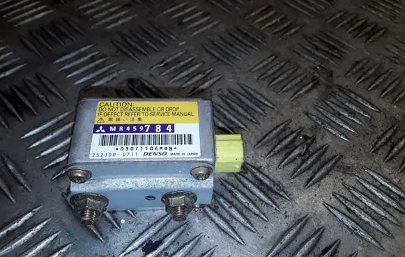 Mitsubishi Pajero Airbag deployment crash/impact sensor MR459784 2523000711