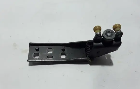 Opel Vivaro Sliding door middle roller runner 777645238R