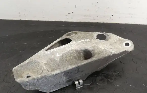 BMW 3 F30 F35 F31 Engine mounting bracket 6784829