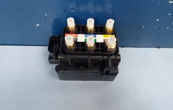 Mercedes-Benz E W213 Air suspension valve block A2123200358 A251320005 2123200358