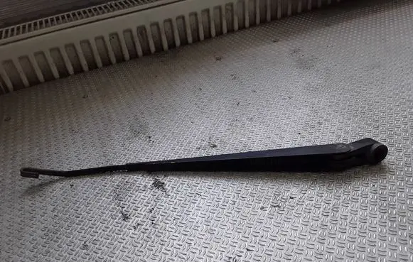 Rear wiper blade arm