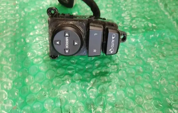 Wing mirror switch