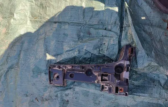 Rear bumper mounting bracket