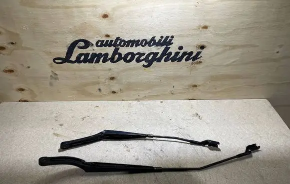 Front wiper blade arm