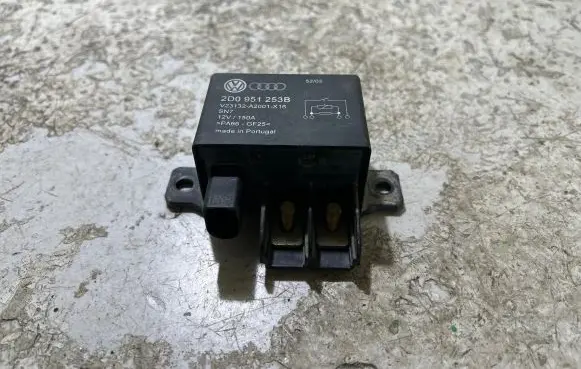 Volkswagen Touareg I Fuse module 2D0951253B 12V150A V23132A2001X16