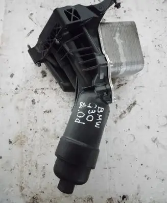 BMW 5 G30 G31 Oil filter mounting bracket 8585625