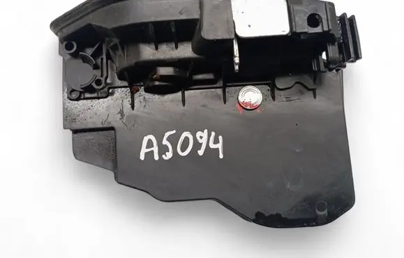 BMW X3 E83 Rear door lock 7202147