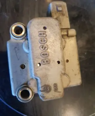 Audi 80 90 B3 Fuel pressure regulator 2437020005