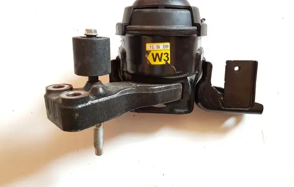 Toyota Yaris Engine mount bracket 123050M140