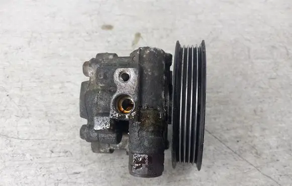 Toyota Avensis T250 Power steering pump 