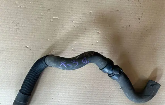 Engine coolant pipe/hose