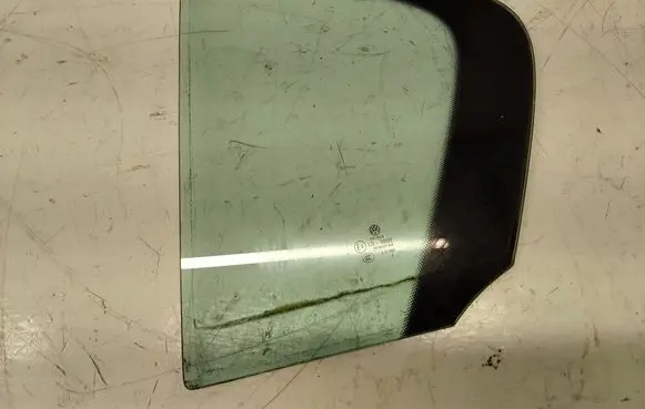 Volkswagen PASSAT B7 Rear vent window glass 43R00082