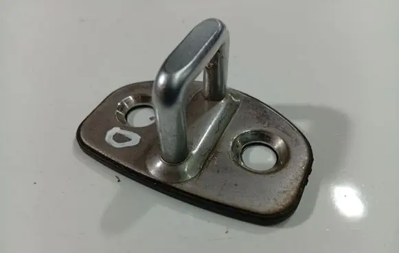 Skoda Octavia Mk2 (1Z) Front door lock loop/hook striker