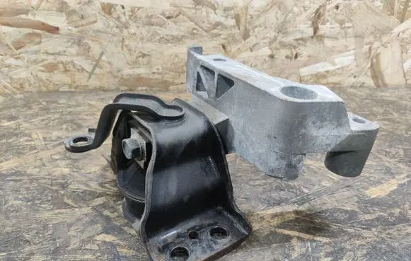Nissan Tiida C11 Engine mount bracket