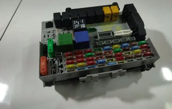 Opel Zafira A Fuse box set 24412497