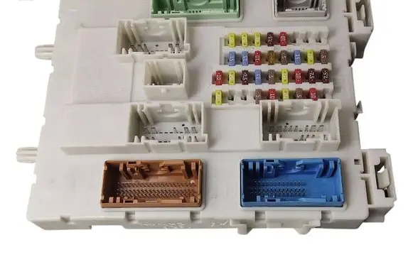 Ford Focus Fuse module DV6T14A073HF EM5T14014