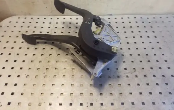 BMW 3 E90 E91 Pedal assembly 6761310