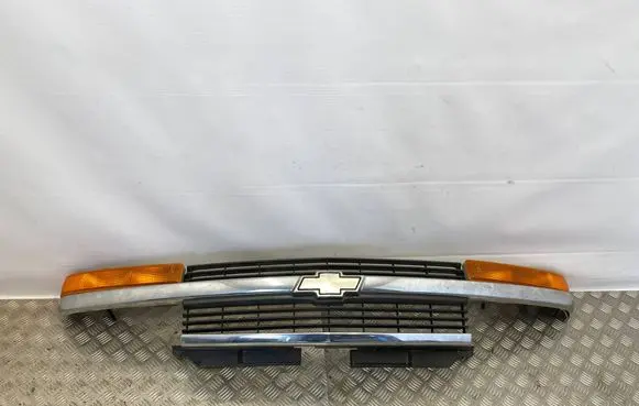 Chevrolet Blazer Front bumper upper radiator grill 16524256
