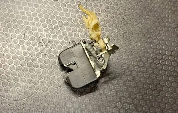 Mercedes-Benz C W203 Seat back rest lock catch A2039200372