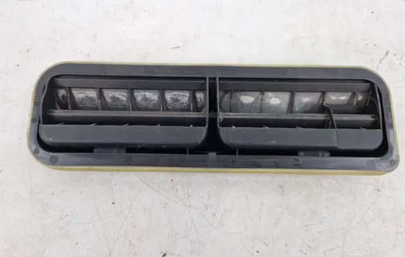 Quarter panel pressure vent