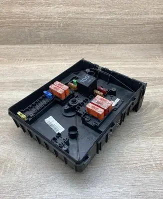 Volkswagen Golf V Fuse module 1K0937125