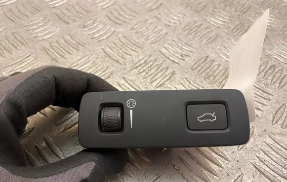 Volvo XC90 Tailgate/boot open switch button 31376510