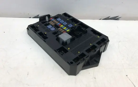 Jaguar XF X250 Fuse module 8X2T14B476AD