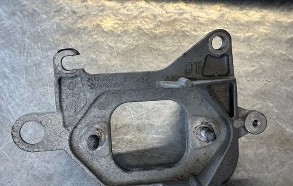 Renault Kadjar Gearbox mounting bracket 112221641R