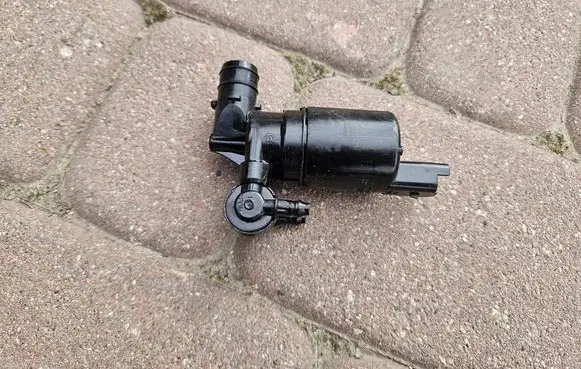 Opel Astra L Windscreen/windshield washer pump 9825893480