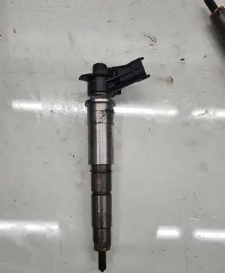 Nissan Qashqai+2 Fuel injector 954766H82828929