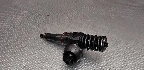 Volkswagen PASSAT B5.5 Fuel injector 038130073AJ