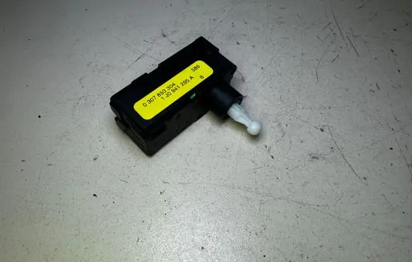 Volkswagen Touran I Headlight level adjustment motor 1J0941295A 0307853304