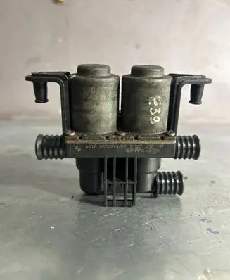 BMW 5 E39 Coolant heater control valve 8374995