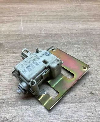 Volkswagen Golf IV Fuel tank cap lock motor 3B0959781B 6K0810733