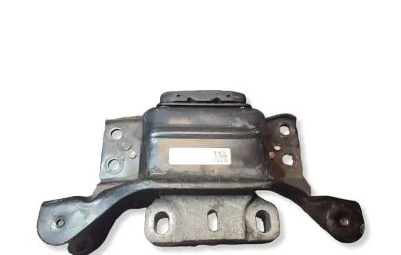 Volkswagen PASSAT B8 Engine mount bracket 5Q0199555R