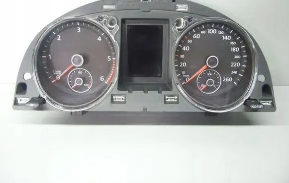 Volkswagen PASSAT Speedometer (instrument cluster) 3AA920870D