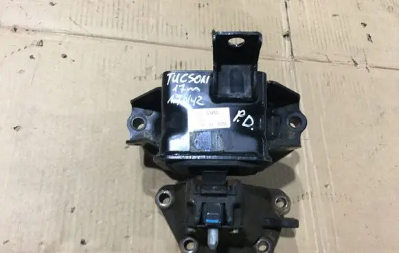 Hyundai Tucson TL Engine mount bracket 21830D3200