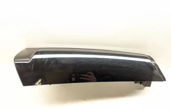 Chevrolet Tahoe Rear/tail light trim molding 84699261