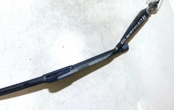Rear wiper blade arm