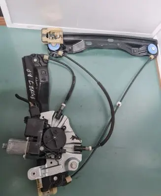 Opel Astra J Front door electric window regulator 13350757